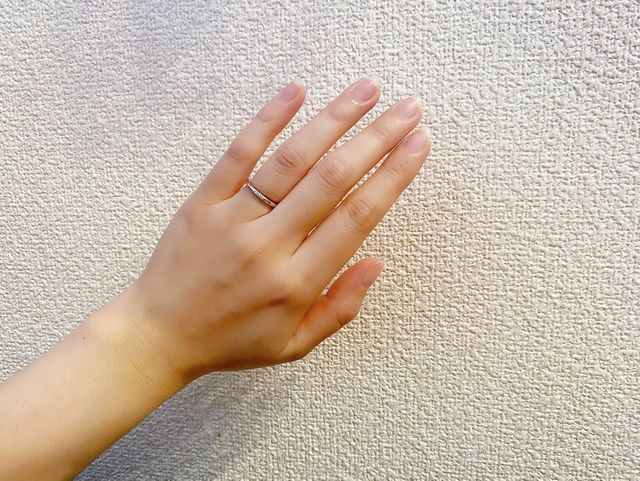 妻）ダイヤが3粒埋め込まれています。