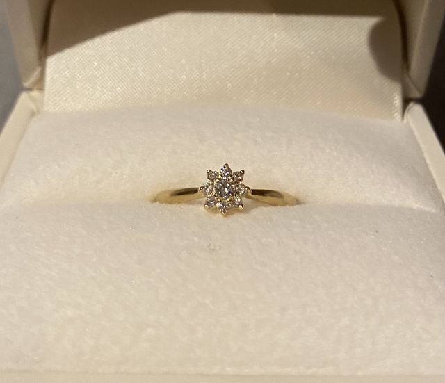 お花周りの金属を細くし、マットに仕上げとてもかわいいです。