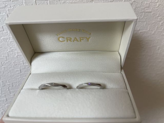 八面体のリングに誕生石を表面に入れました。