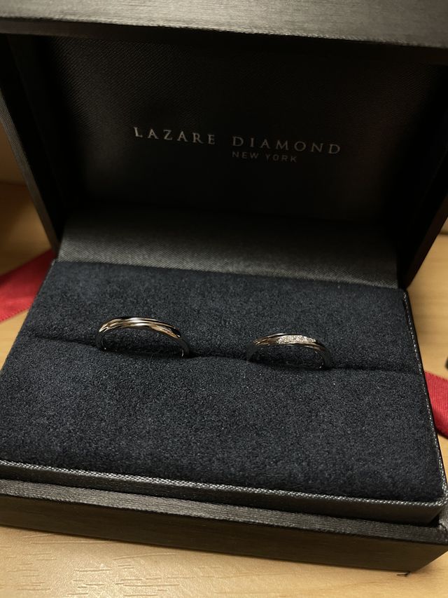 ラインとダイヤモンドが美しいデザインです