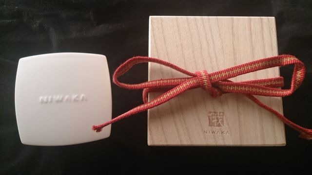 桐の箱と純白の陶器。