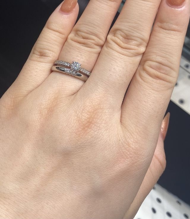 セットで重ねてもすっきりとした指輪のデザインでした。