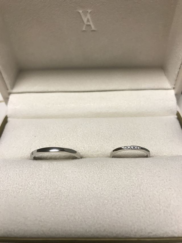 左が男性、右が女性です。