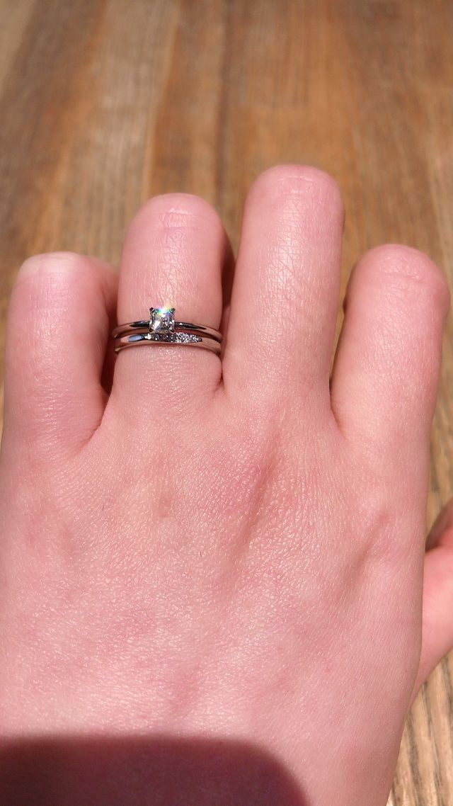 婚約指輪との重ね付け。