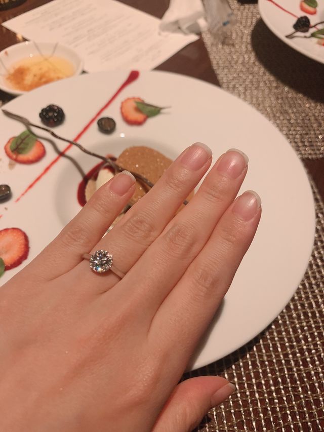 中心のダイヤと周囲のメレが合わさって存在感があります♡