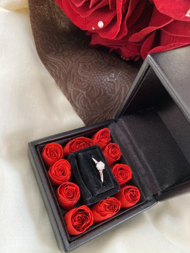 シンプルで彼にもらったダイヤモンドが目立つものにしました。