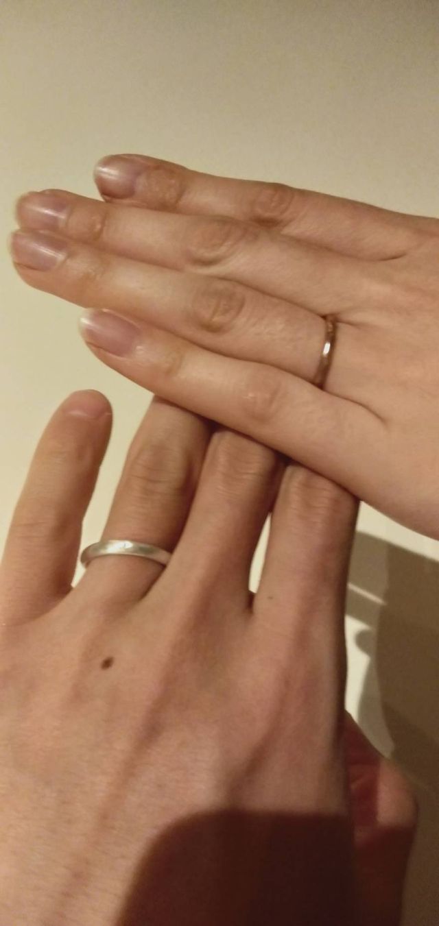 サイズ感もいい感じ。シルバーが３ｍｍ、ゴールドが２ｍｍです。