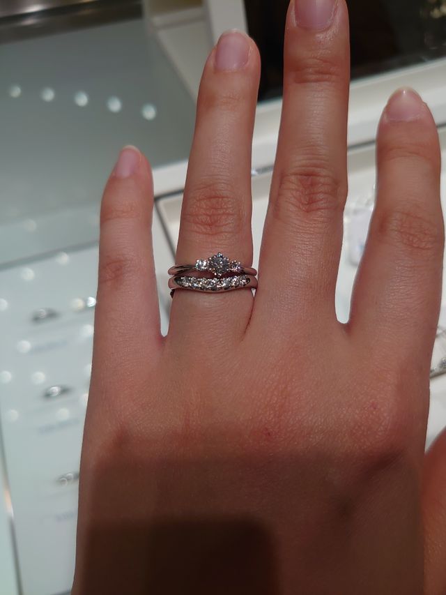 婚約指輪と結婚指輪を重ねづけ