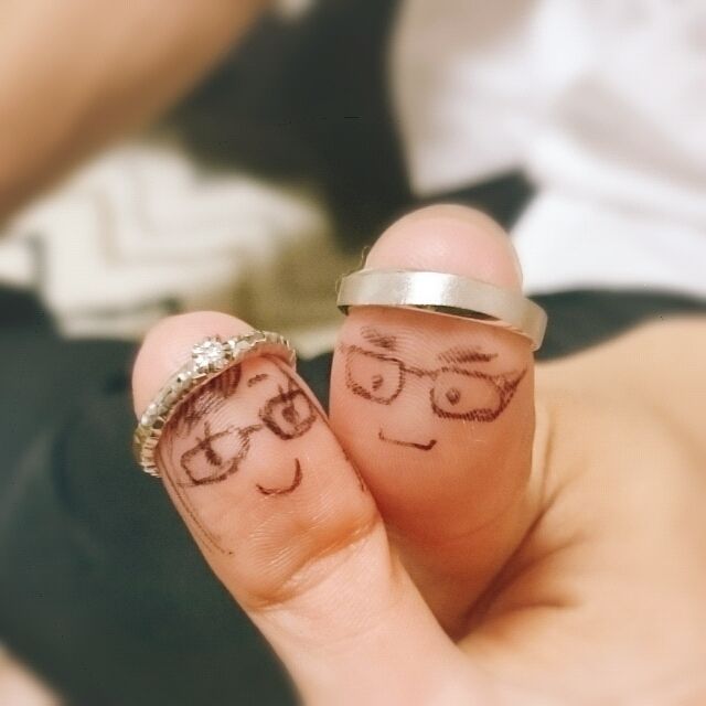 親指にはめて記念写真を撮りました。二人の似顔絵つきです。