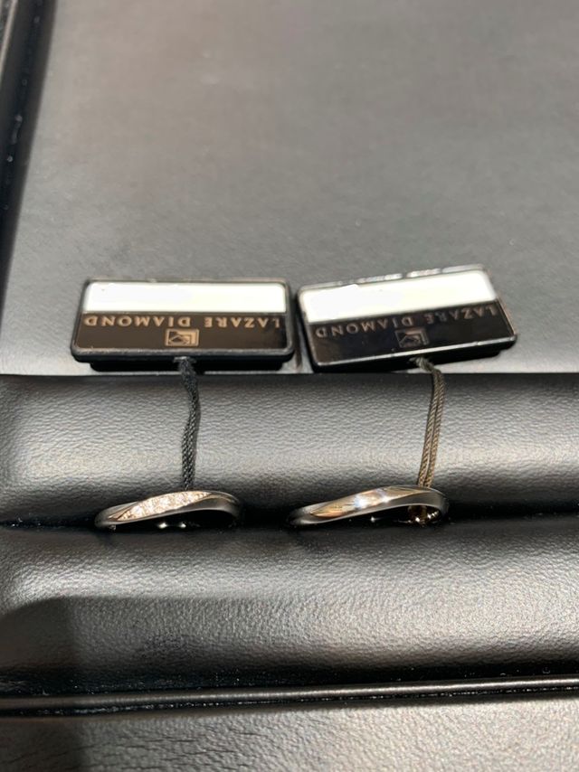 緩めのウェーブの結婚指輪です。