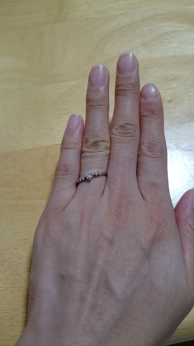 真ん中にダイヤがありまわりに２粒ずつ石がついています