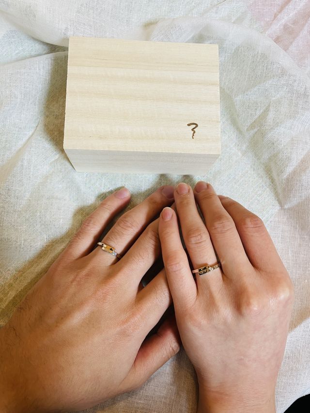 プラチナとピンクゴールドの組み合わせで槌目を入れました