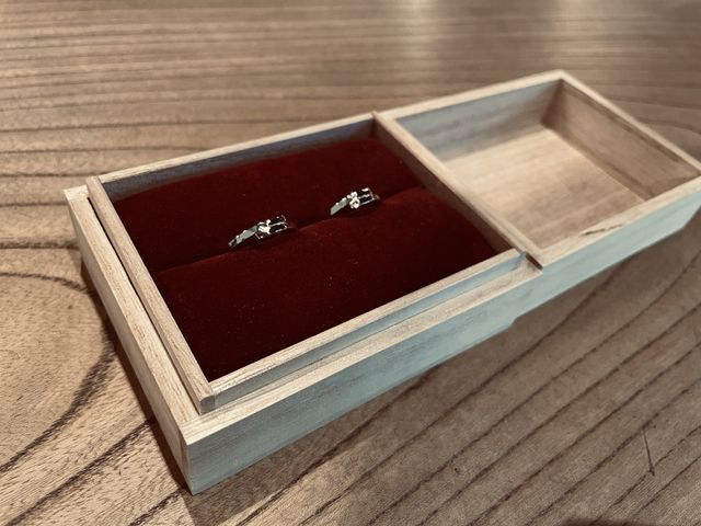 彩波というデザインをベースにした結婚指輪