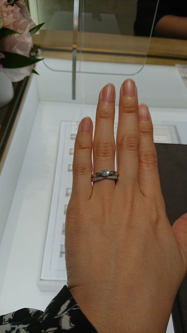 ティファニーハーモニーの婚約指輪とセットで