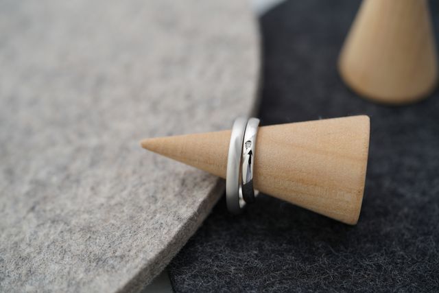 重ねた時にハートのように見えるように削りました。