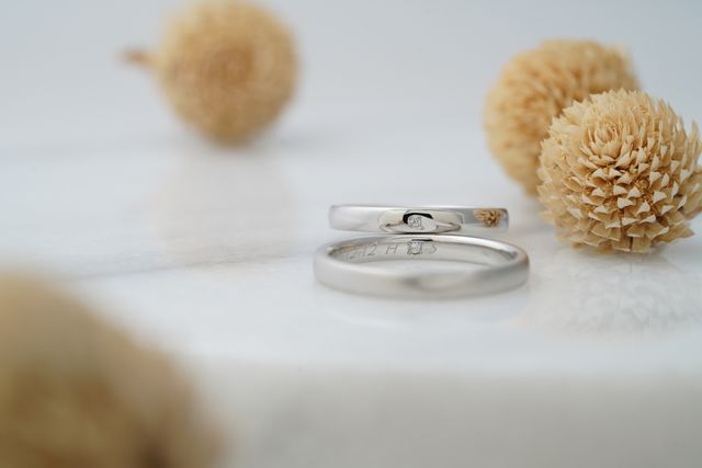 私の指輪は外側に、主人のは内側にダイヤモンドを入れています。