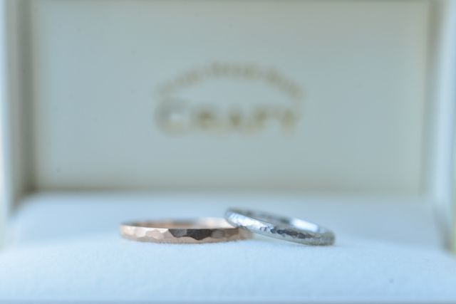 自分で手作りした指輪です。槌目と加工でお揃い感を出しました。