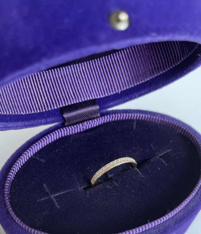 ゴールドベースの指輪です。