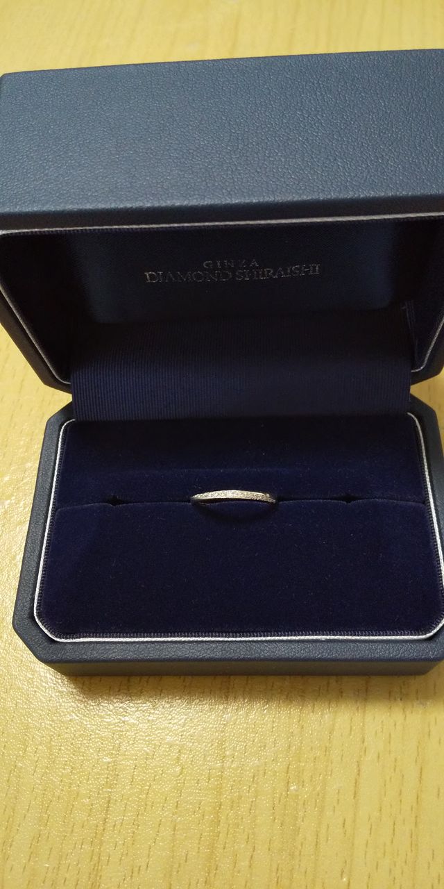 散りばめられたダイヤがキラキラ光って、細身ながら存在感あり