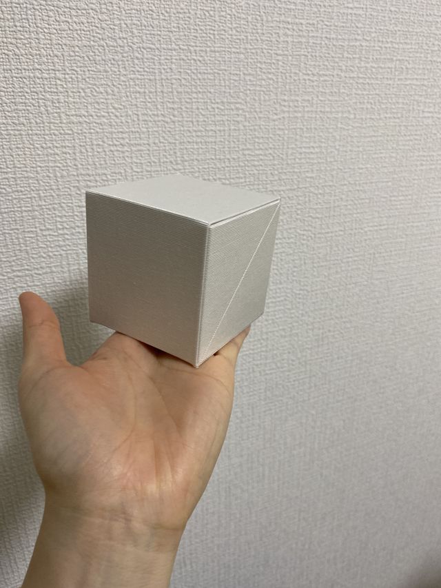 しめると立方体になります