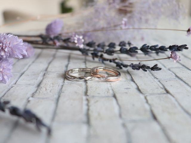 2本の指輪が重なっているコンビの指輪です。