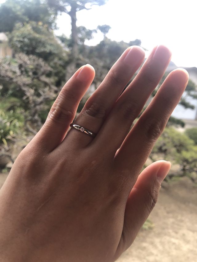 ストレートでダイヤモンドが１つ付いたシンプルなデザインです。