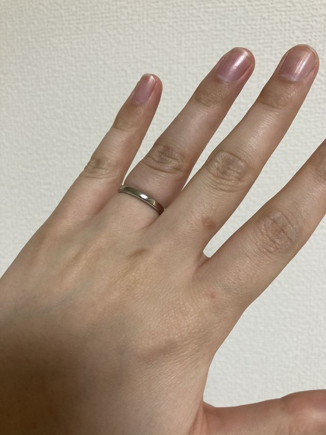 シンプルですが下端にオシャレな加工がしてあり気に入りました。