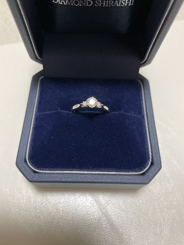 名前がブーケというリングです。
お花のようです。