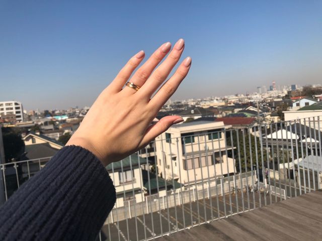 結婚指輪と婚約指輪を重ね付け。屋上で写真を撮ってもらえます。
