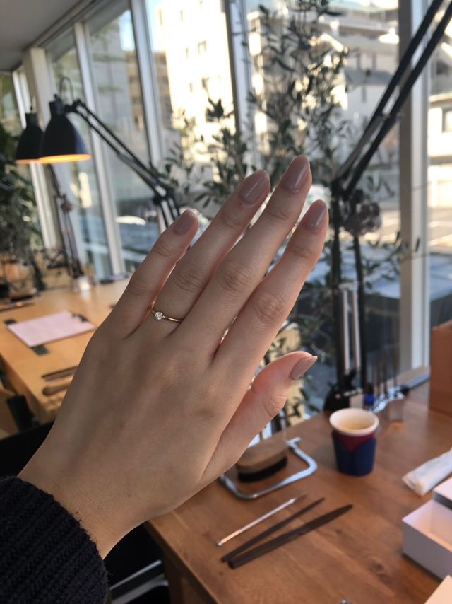 工房にて。婚約指輪には普段使いできるように小さめのダイヤを。
