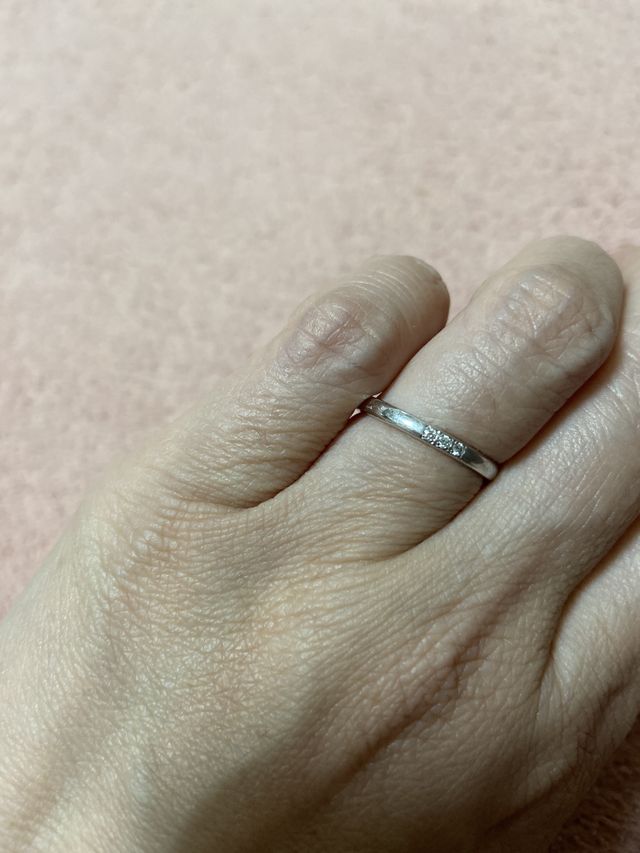 ダイヤモンドが３つ並んだデザインが気に入って購入しました。