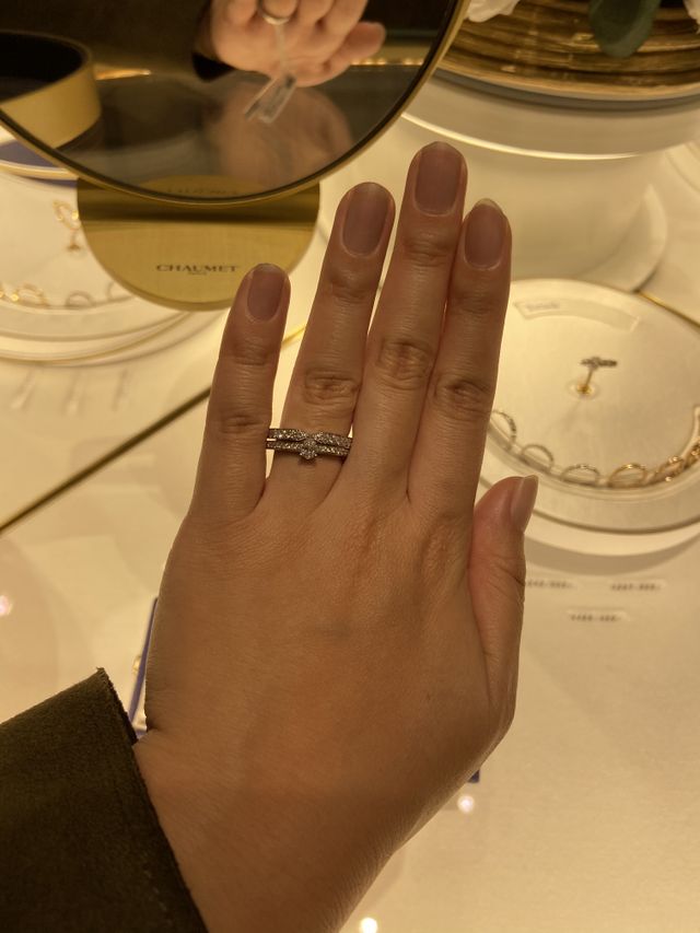 別店舗での試着。ジョセフィーヌのエタニティリングを重ね付け