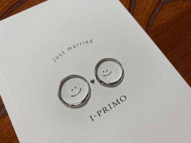 店舗で頂いたポストカード？の上にリングを置いて撮影しました