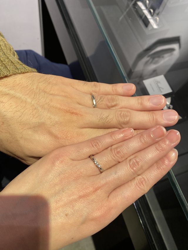 指輪の種類は違いますが、お互いに似合う指輪を選びました。