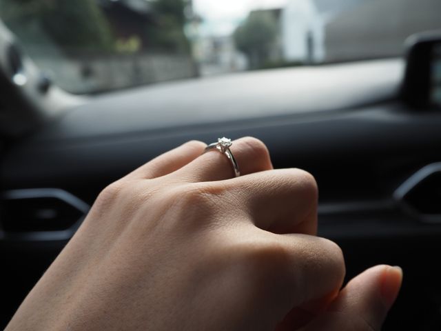 ダイヤモンドの輝きが綺麗で夜やライトの下では凄く輝きます。