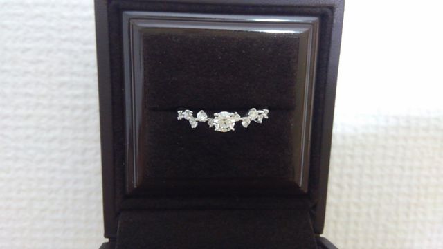 中央に大きめのダイヤ、左右に各々5つのダイヤがある指輪です。