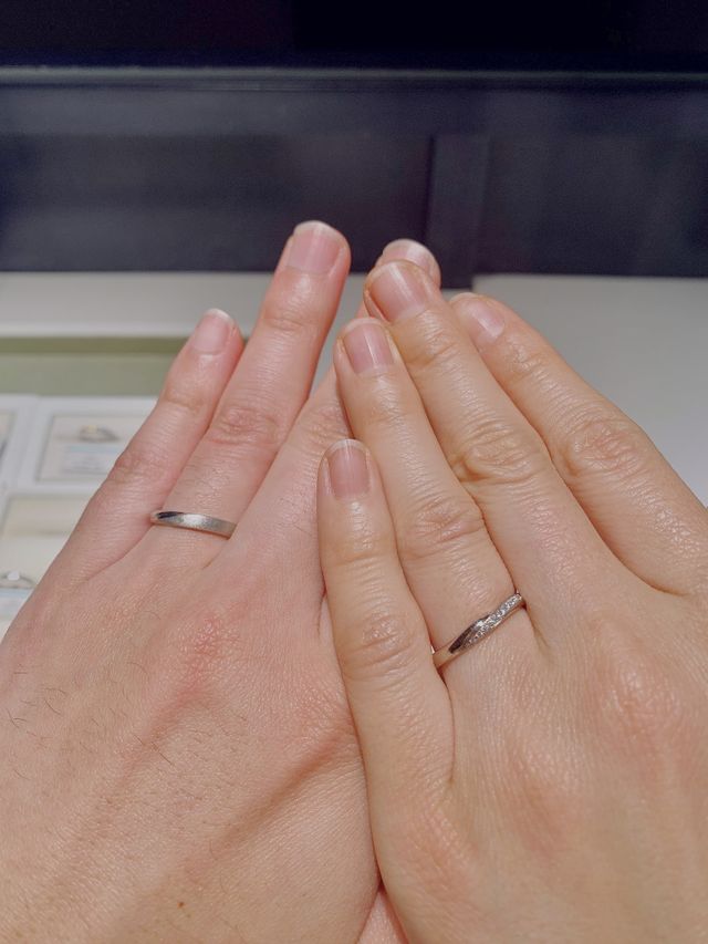 繊細なマット加工の指輪とダイヤモンドの煌めきが美しい指輪です