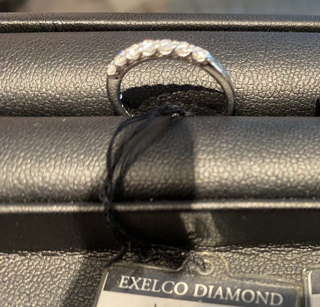 留め金が小さくより光が入る設計のため大変美しい。