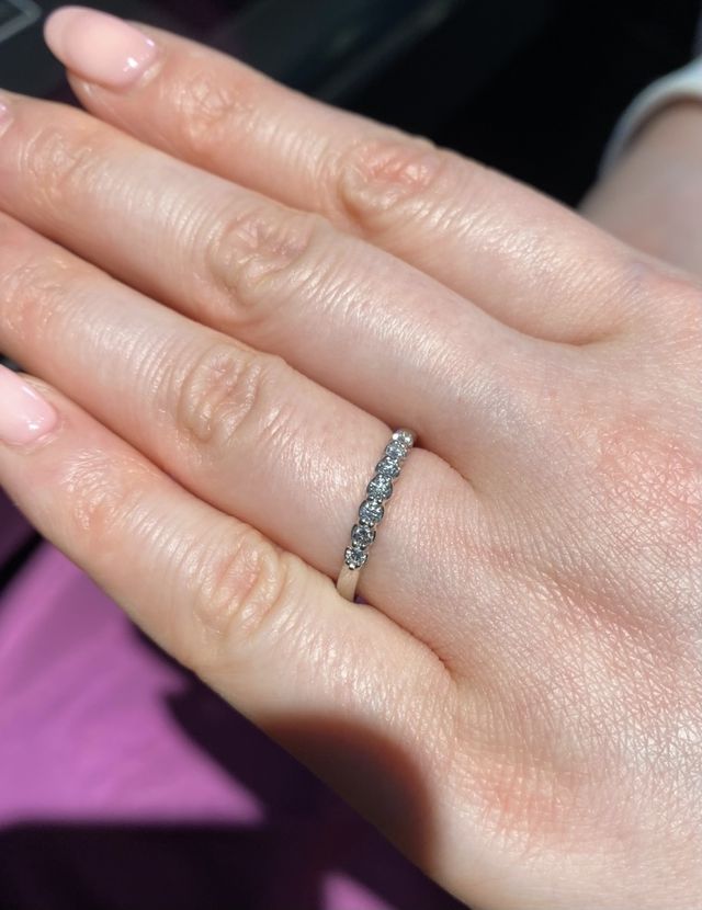 デザインに惹かれました。輝きは多数見た中で1番だと思う。