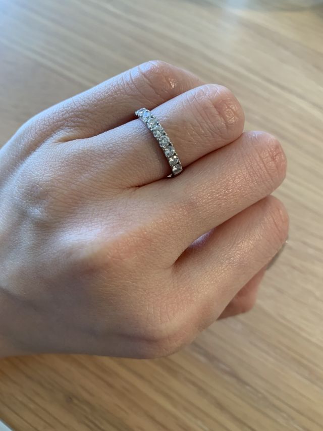 太いタイプのハーフエタニティに決定しました。