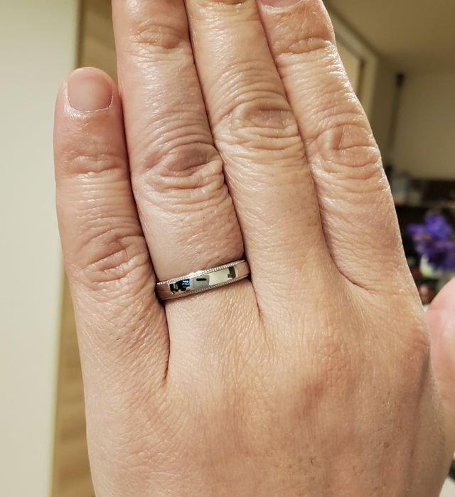 夫の指輪です。指が太いけど存在感では負けません（笑）