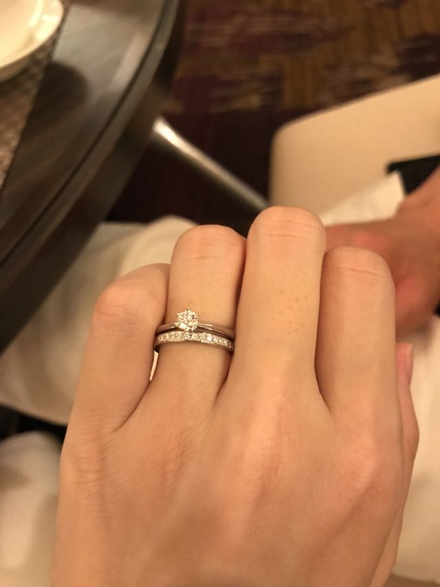 ハーフエタニティの方が結婚指輪です。