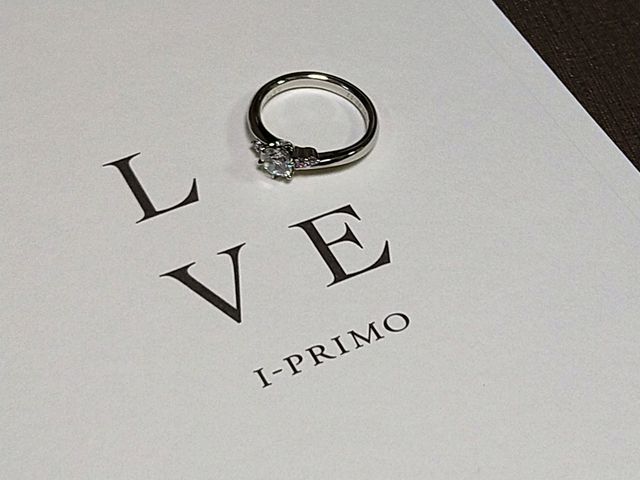 柔らかく輝くピンクダイヤのセンターに、光り輝くダイヤモンド