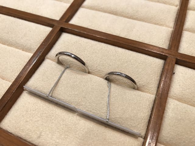 シンプルなタイプ。女性用のみメレダイヤ一石