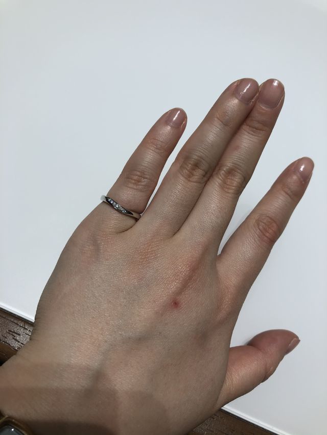 実際のダイアが入った試着用指輪はサイズが合わず小指に試着