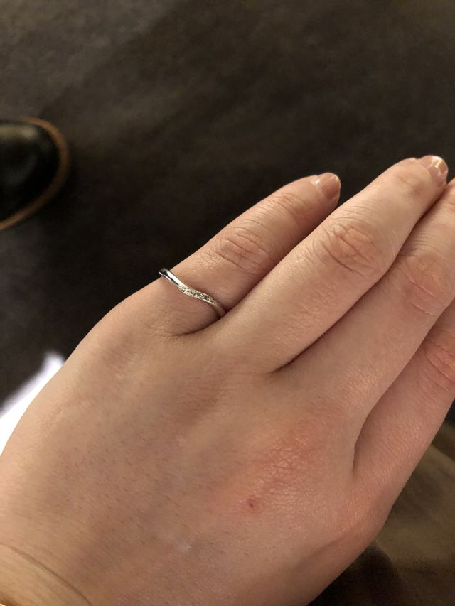 試着用はサイズが合わず小指につけています