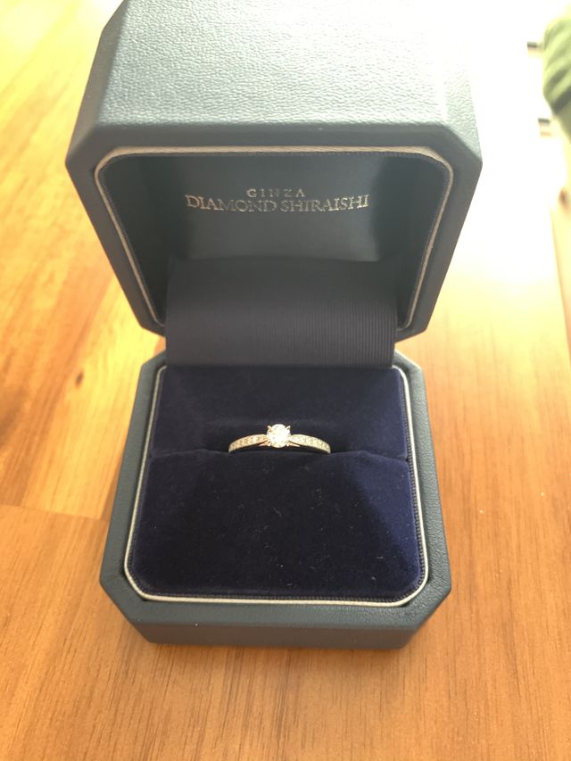 中央にメイン、両サイドにメレダイヤが埋め込まれたデザイン