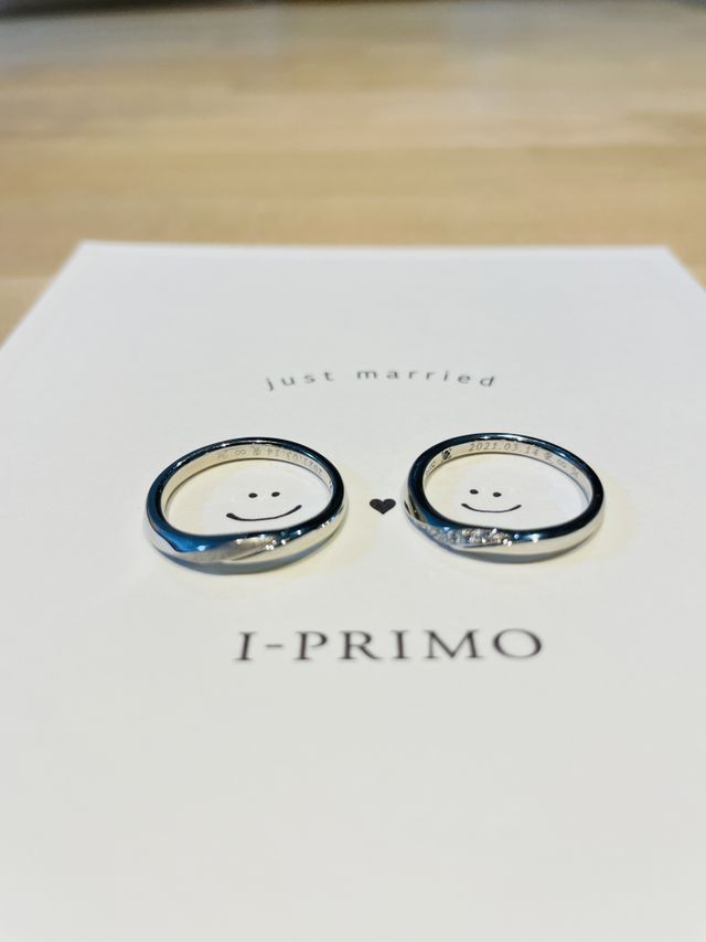 店舗でいただいた台紙の上に載せた指輪です。
左が僕のです。