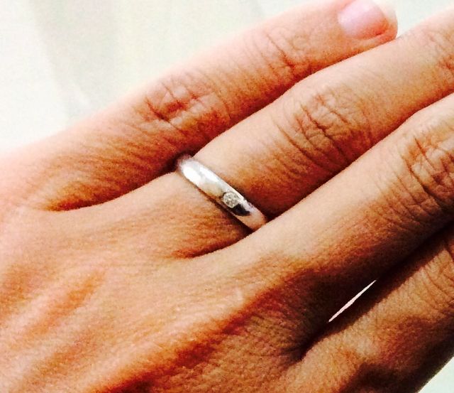 シンプルなデザインにダイヤが光ります