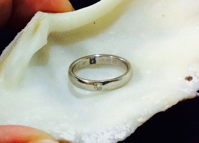 内側に誕生石とイニシャルを無料で入れてもらいました